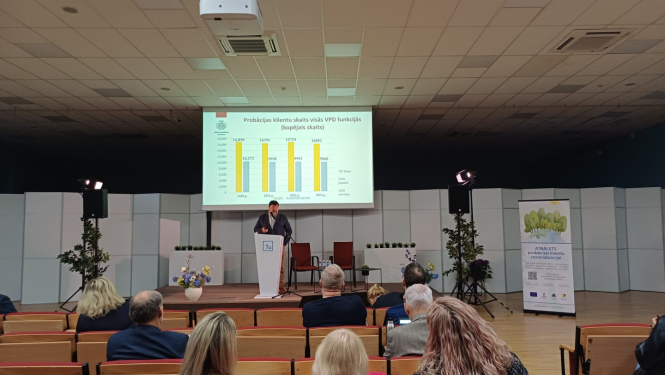 Konferences dalībnieki klausās prezentāciju