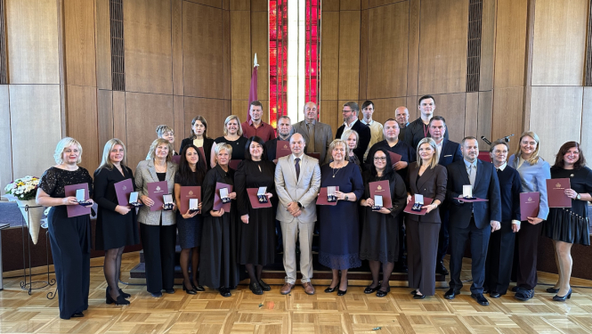 VPD apbalvojumus saņēmušie darbinieki Tieslietu ministrijas zālē