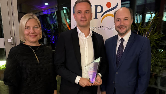 VPD vadītājs, vietniece un sabiedrisko attiecību vadītājs ar balvu